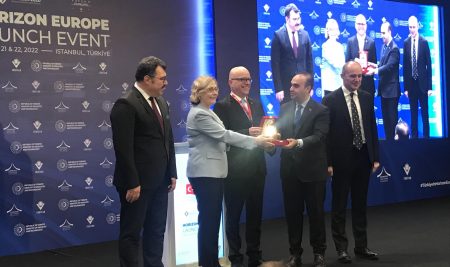 Asst. Prof. Dr. Lutz Peschke Received TÜBİTAK award on the Horizon Europe Launch Event